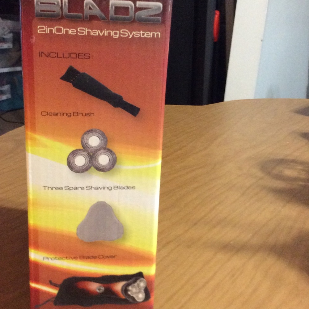 COPY - BLADZ 2inOne Rechargeable Shaving System - Picture 2 of 4